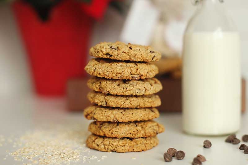 Gluten free & egg free, these oatmeal chocolate cookies are the perfect treat! Mom has even shared her secret ingredient! These delicious cookies are rice free too. Make these gluten free oatmeal chocolate chip cookies in a jar for the perfect DIY Hostess Gift this holiday season! Cookies in a jar, Christmas gift ideas, hostess gift idea, brown butter chocolate chip cookies, mason jar gifts