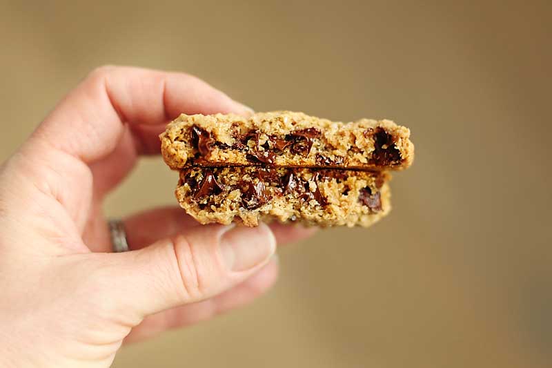 Gluten free & egg free, these oatmeal chocolate cookies are the perfect treat! Mom has even shared her secret ingredient! These delicious cookies are rice free too. Make these gluten free oatmeal chocolate chip cookies in a jar for the perfect DIY Hostess Gift this holiday season! Cookies in a jar, Christmas gift ideas, hostess gift idea, brown butter chocolate chip cookies, mason jar gifts