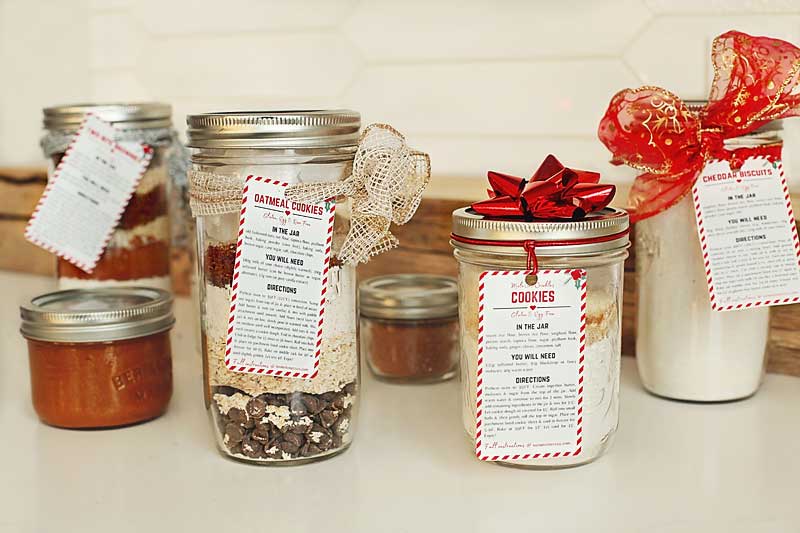 Quick & easy hostess gift ideas made in 15 mins or less! No matter what your hostess dietary needs, bring the perfect holiday gift! Your host and or hostess will be ever so grateful for you thoughtfulness in considering their dietary needs! Christmas gift ideas, gifts in jar, mason jar gifts, cookies in a jar