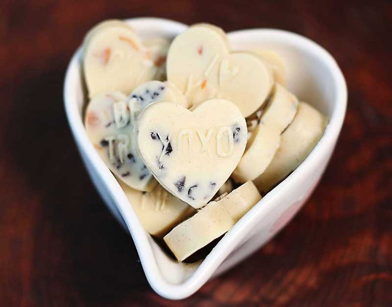 Make the absolute perfect gift for your Valentine! These homemade white chocolate truffles are vegan & free from processed sugars, additives & gums. Made with just 6 natural ingredients they are quick & easy to make! Add in your favourite natural flavourings and make the perfect vegan white chocolate treat! Valentine's Day, how to make your own white chocolate, healthier white chocolate4, chocolate truffle recipe, white chocolate recipe, truffles, white chocolate