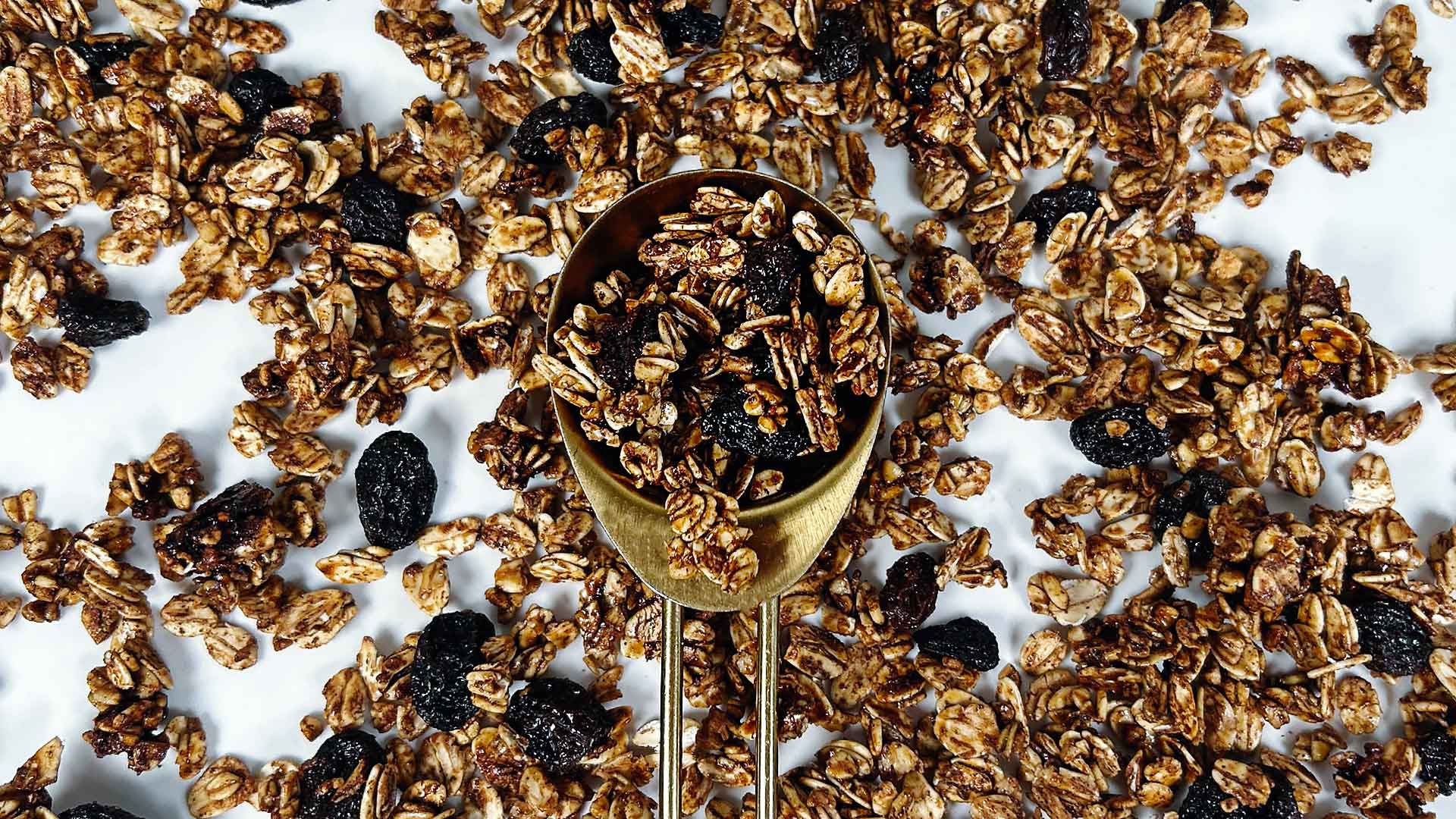 Discover the art of crafting delectable homemade granola with our step-by-step guide. From choosing wholesome ingredients to achieving the perfect crunch, our blog has all the tips and tricks you need. Say goodbye to store-bought granola and hello to a healthier, tastier breakfast option. Try it now! #homemade, #granola, #granolarecipe, #classicgranola, #cooking, #savemoneyongroceries, #healthyrecipes