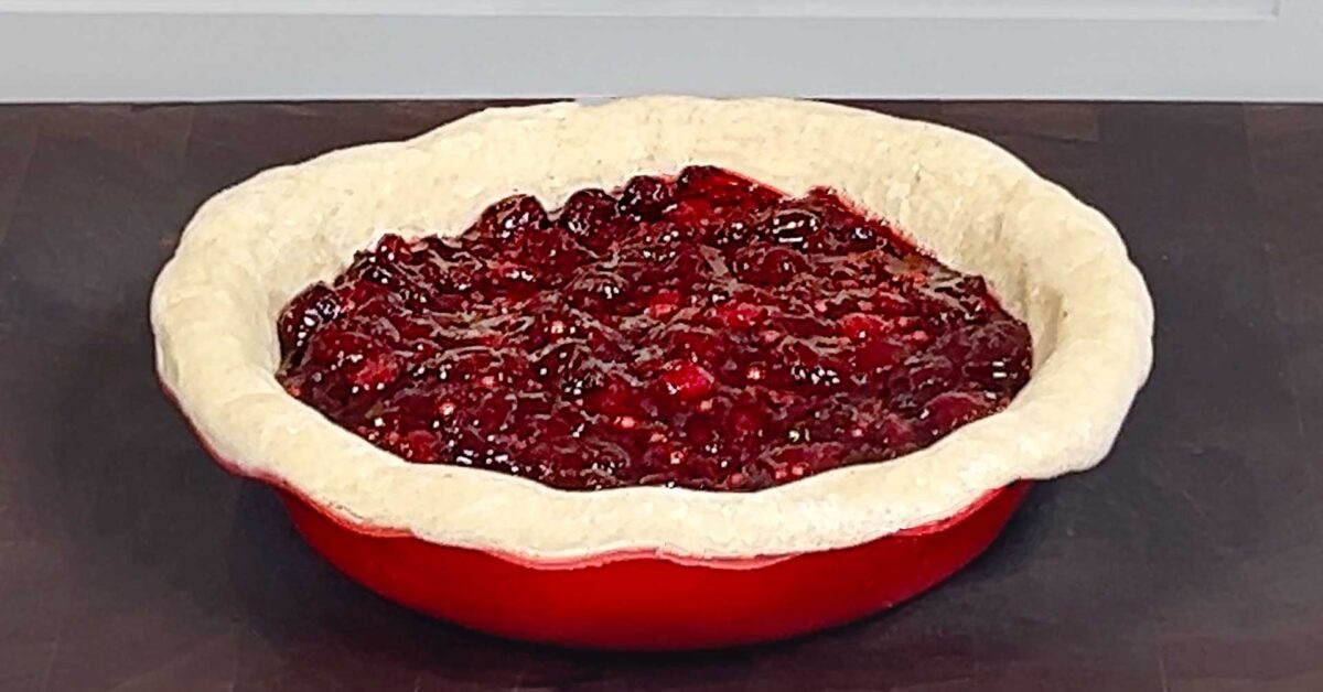 Bursting with the vibrant flavours of the holiday season, this festive cherry cranberry pie filling is the perfect holiday dessert! #holidayrecipe #cherrypiefilling #cherrypierecipe