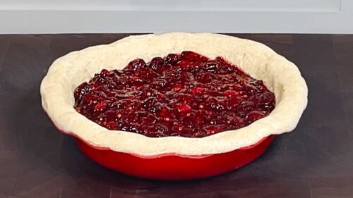 Bursting with the vibrant flavours of the holiday season, this festive cherry cranberry pie filling is the perfect holiday dessert! #holidayrecipe #cherrypiefilling #cherrypierecipe