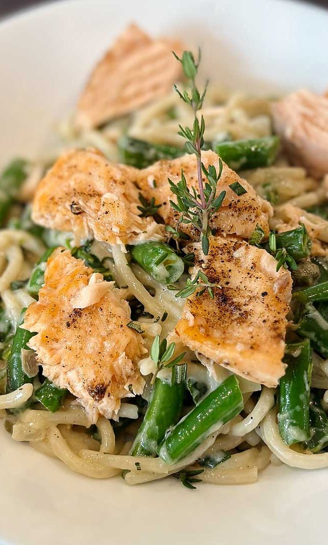 Looking for a comforting, creamy pasta dish that’s both dairy-free and gluten-free? This salmon pasta with green beans and spinach checks all the boxes for flavor, nourishment, and weeknight ease. Made with tender flakes of salmon, vibrant green veggies, and a rich, velvety sauce that’s completely dairy-free, it’s a wholesome take on a classic creamy pasta.