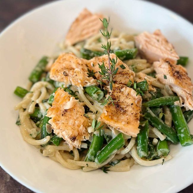 Looking for a comforting, creamy pasta dish that’s both dairy-free and gluten-free? This salmon pasta with green beans and spinach checks all the boxes for flavor, nourishment, and weeknight ease. Made with tender flakes of salmon, vibrant green veggies, and a rich, velvety sauce that’s completely dairy-free, it’s a wholesome take on a classic creamy pasta.